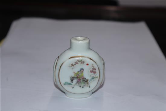 A Chinese famille rose snuff bottle H.6cm